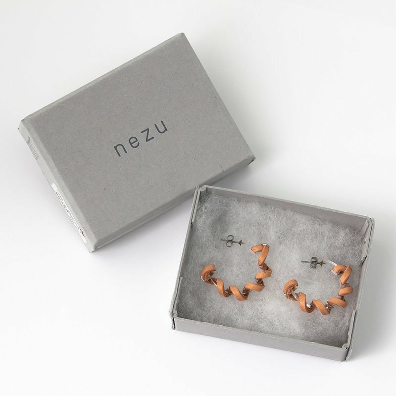 nezu ネズ レザーターン（小）ピアス 06LEY07